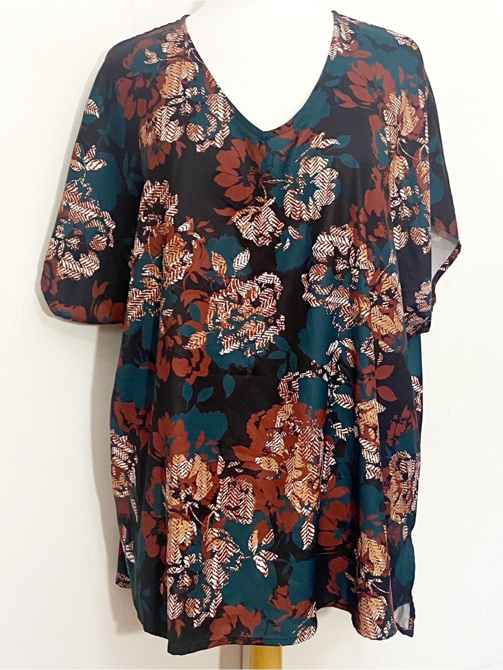 Catherines Dark Floral V-Neck Short Dolman Sleeve Blouse 1X (runs large)